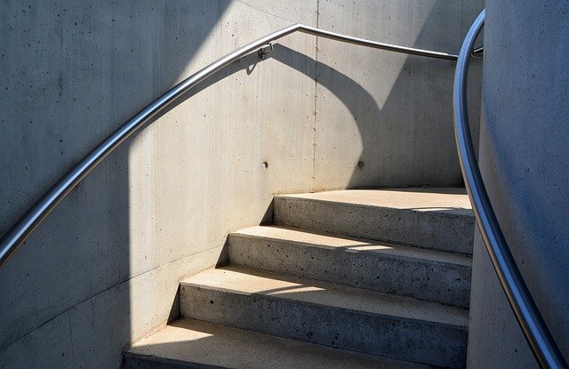 jak tanio wykończyć schody betonowe